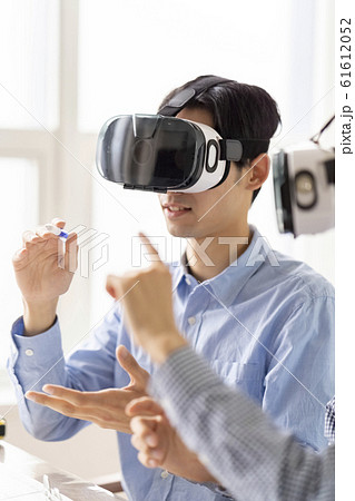 VRゴーグルで5G最新技術を3D体験し建築設計に取り入れる男性二人 VRゴーグルで5G最新技術を3D体験し建築設計に取り入れる男性二人 61612052