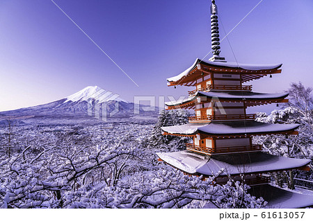 山梨県）日本の美・降雪した新倉山浅間公園、忠霊塔と富士山の写真素材