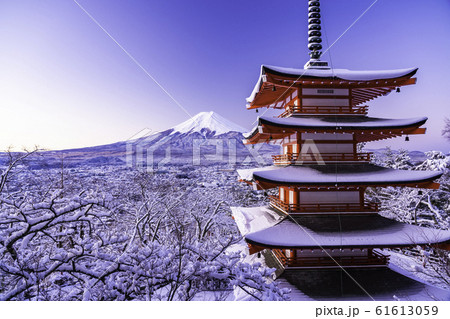 （山梨県）日本の美・降雪した新倉山浅間公園、忠霊塔と富士山 61613059