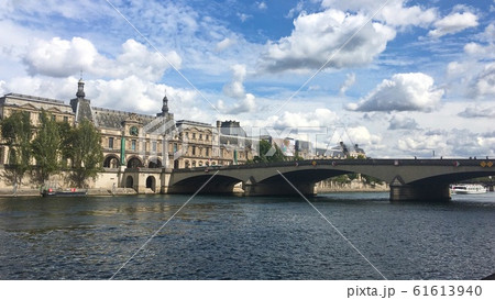 セーヌ川越に見るルーヴル美術館 セーヌ川越に見るルーヴル美術館 61613940