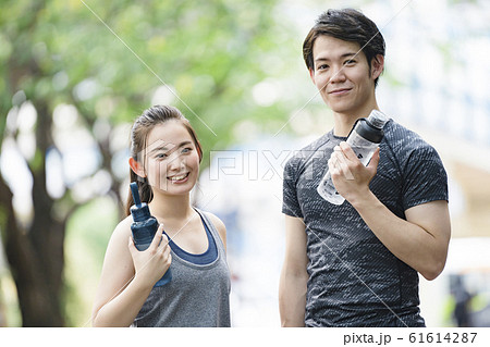 男女屋外スポーツイメージ 男女屋外スポーツイメージ 61614287