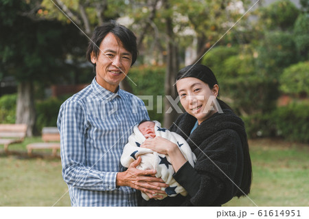 Day 10 生後10日 新生児 赤ちゃん 家族 散歩 公園 Day 10 生後10日 新生児 赤ちゃん 家族 散歩 公園 61614951
