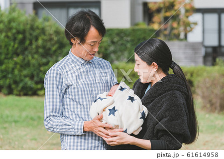 Day 10 生後10日 新生児 赤ちゃん 家族 散歩 公園 Day 10 生後10日 新生児 赤ちゃん 家族 散歩 公園 61614958