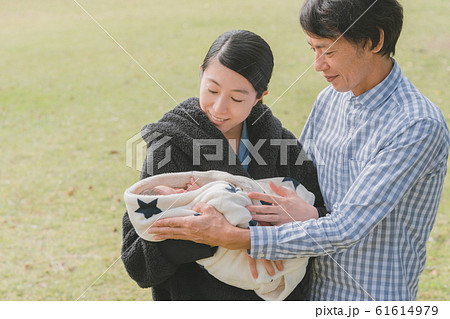 Day 10 生後10日 新生児 赤ちゃん 家族 散歩 公園の写真素材