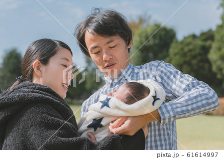 Day 10 生後10日 新生児 赤ちゃん 家族 散歩 公園 Day 10 生後10日 新生児 赤ちゃん 家族 散歩 公園 61614997
