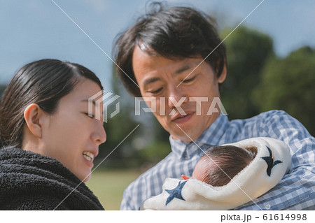 Day 10 生後10日 新生児 赤ちゃん 家族 散歩 公園 Day 10 生後10日 新生児 赤ちゃん 家族 散歩 公園 61614998