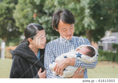 Day 10　生後10日　新生児　赤ちゃん　家族　散歩　公園 61615003