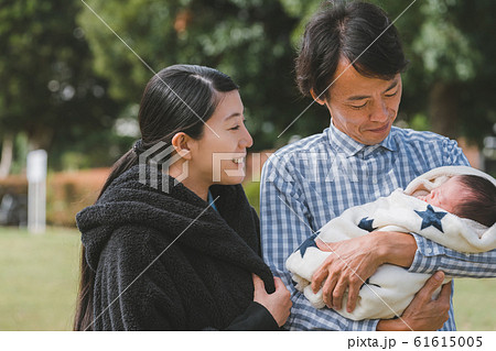 Day 10 生後10日 新生児 赤ちゃん 家族 散歩 公園 Day 10 生後10日 新生児 赤ちゃん 家族 散歩 公園 61615005