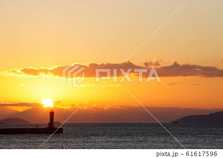 夕日の中のシルエット 和歌山県加太 夕日の中のシルエット 和歌山県加太 61617596