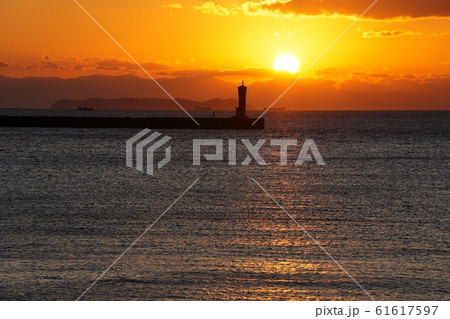 夕日の中のシルエット 和歌山県加太 夕日の中のシルエット 和歌山県加太 61617597