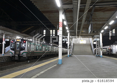 郡山駅に停車中の東北本線・磐越西線E721系 61618594