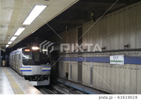 新橋駅地下ホームに到着する横須賀線列車 新橋駅地下ホームに到着する横須賀線列車 61619028