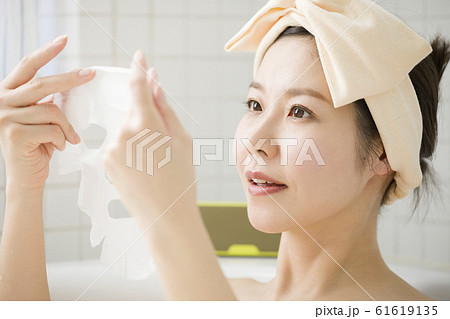 フェイスマスクを使う女性 入浴イメージ バスタイム フェイスマスクを使う女性 入浴イメージ バスタイム 61619135
