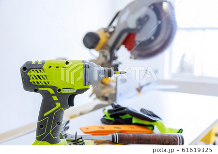 A set of construction tools cordless screwdriver 61619325