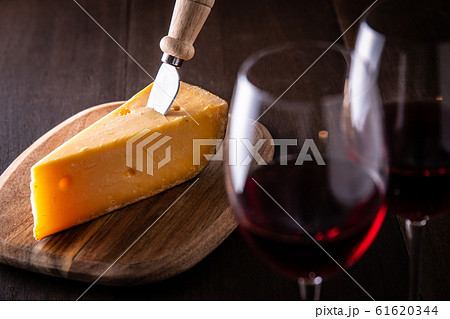 赤ワインとチーズ 61620344