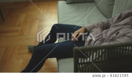 ソファでくつろぐ人物のポートレート ソファでくつろぐ人物のポートレート 61621595