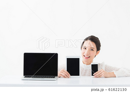 モバイル機器と女性 モバイル機器と女性 61622130