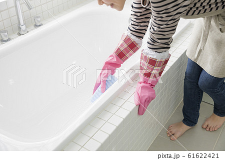 お風呂掃除をする若い女性手元 61622421