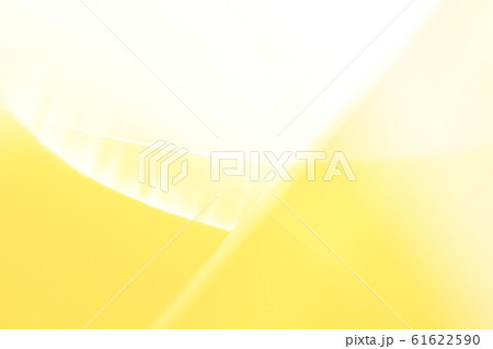 黄色・オレンジ色系パステルカラーの抽象的背景素材ーゆるやかなライン 61622590