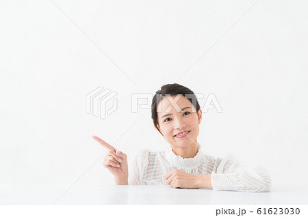 白いシャツの女性　20代 61623030