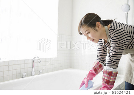 お風呂掃除をする若い女性　主婦　家事 61624421