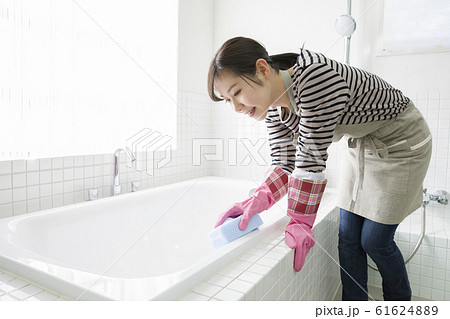 お風呂掃除をする若い女性　主婦　家事 61624889