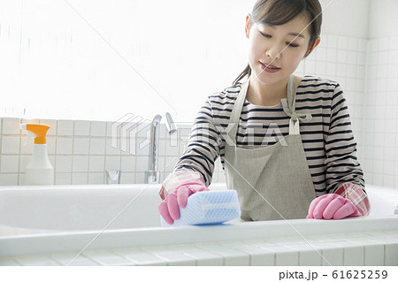 お風呂掃除をする若い女性 主婦 家事 お風呂掃除をする若い女性 主婦 家事 61625259