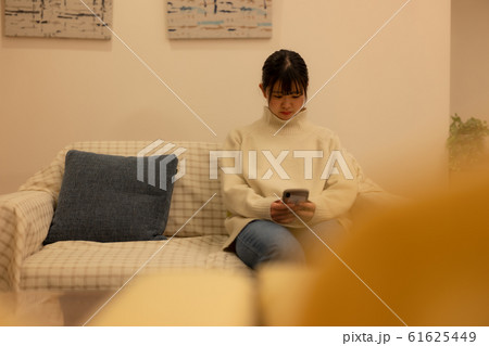 女子大生 ライフスタイル 夜 自宅 スマホの写真素材