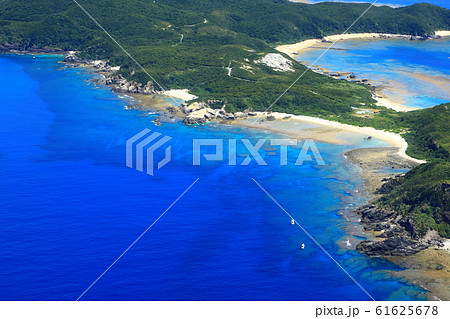 渡嘉敷島と慶良間諸島　空撮 61625678