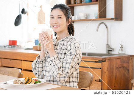 女性　食事　ダイニングキッチン 61626422