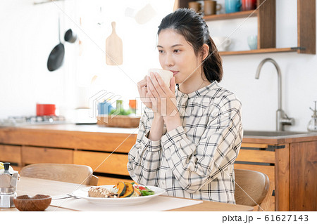 女性　食事　ダイニングキッチン 61627143