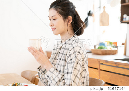 女性　食事　ダイニングキッチン 61627144