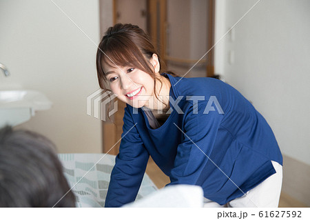 シニアの女性と介護士 61627592