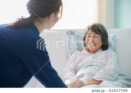 シニアの女性と介護士 61627596