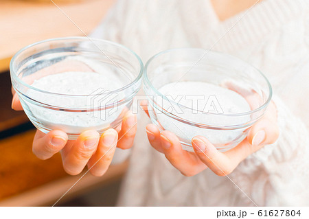重曹とクエン酸を持つ女性 61627804
