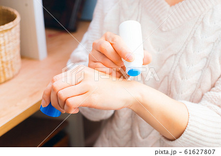 虫刺され薬を塗る女性 虫刺され薬を塗る女性 61627807