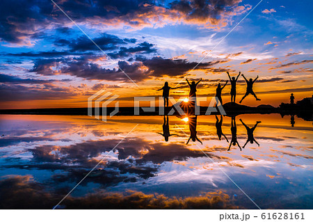父母ヶ浜夕景人物シルエット 61628161