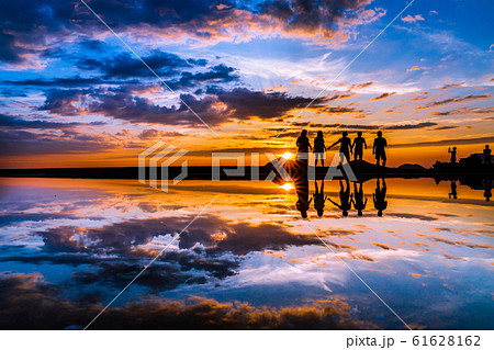 父母ヶ浜夕景人物シルエット 父母ヶ浜夕景人物シルエット 61628162
