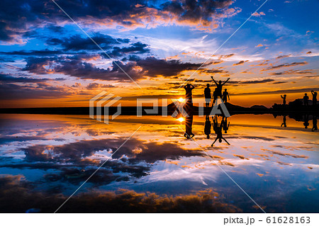 父母ヶ浜夕景人物シルエット 父母ヶ浜夕景人物シルエット 61628163