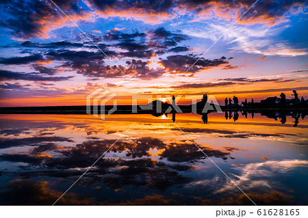 父母ヶ浜夕景人物シルエット 父母ヶ浜夕景人物シルエット 61628165