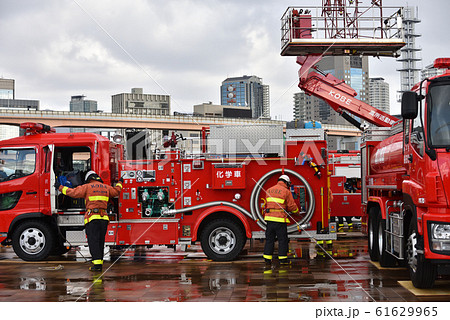 消防出初式　訓練終了の後片付けする隊員 61629965