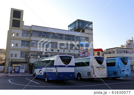 岩手 久慈 駅前デパートと停車中の観光バス 岩手 久慈 駅前デパートと停車中の観光バス 61630077
