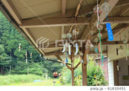 小湊鐵道「月崎駅の風鈴と晩夏の風情」 61630491