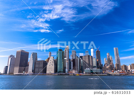 ニューヨーク マンハッタンの摩天楼 ブルックリンブリッジパークの眺めの写真素材