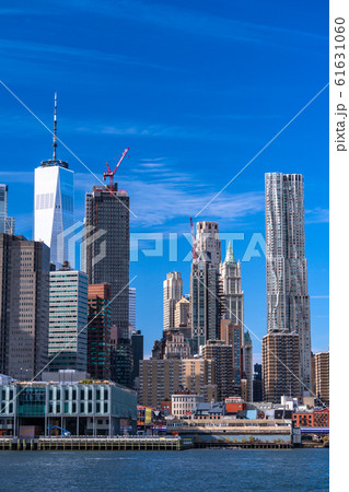 ニューヨーク マンハッタンの摩天楼 ブルックリンブリッジパークの眺めの写真素材