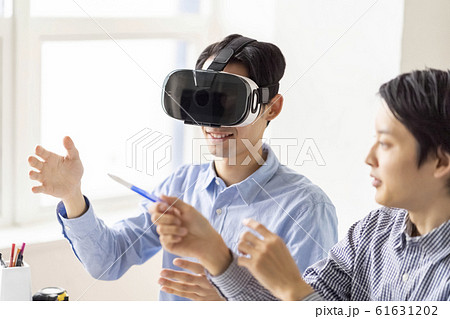 VRゴーグルで5G最新技術を3D体験する男性二人のライフスタイル VRゴーグルで5G最新技術を3D体験する男性二人のライフスタイル 61631202