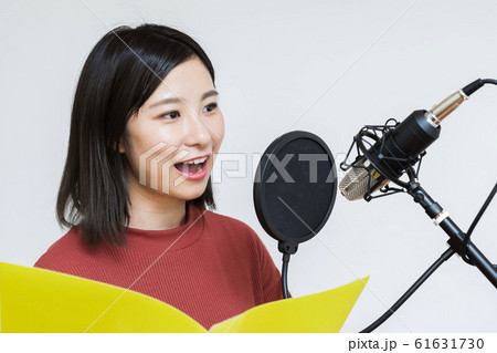 若い女性(白バック、声優、マイク、録音、コンデンサーマイク 若い女性(白バック、声優、マイク、録音、コンデンサーマイク 61631730