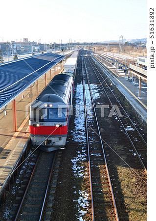 冬の北海道長万部町長万部駅を通過する貨物列車の風景を撮影 冬の北海道長万部町長万部駅を通過する貨物列車の風景を撮影 61631892