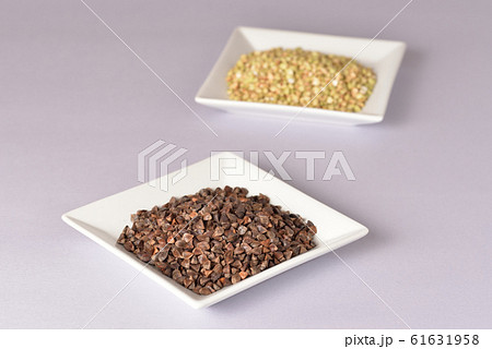 蕎麦の実　玄蕎麦と抜き実 61631958