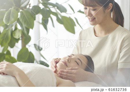 若い女性　エステ 61632736
